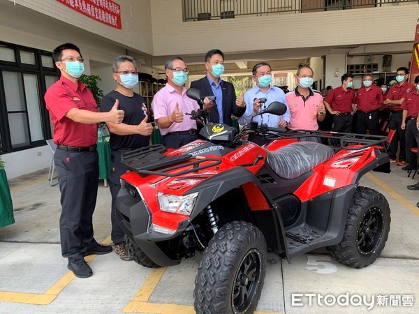 科力航太股份有限公司捐贈台南市消防局關廟分隊,全地形功能車及熱顯像望遠鏡,提昇大台南地區救災能力。(圖/記者林悅翻攝)