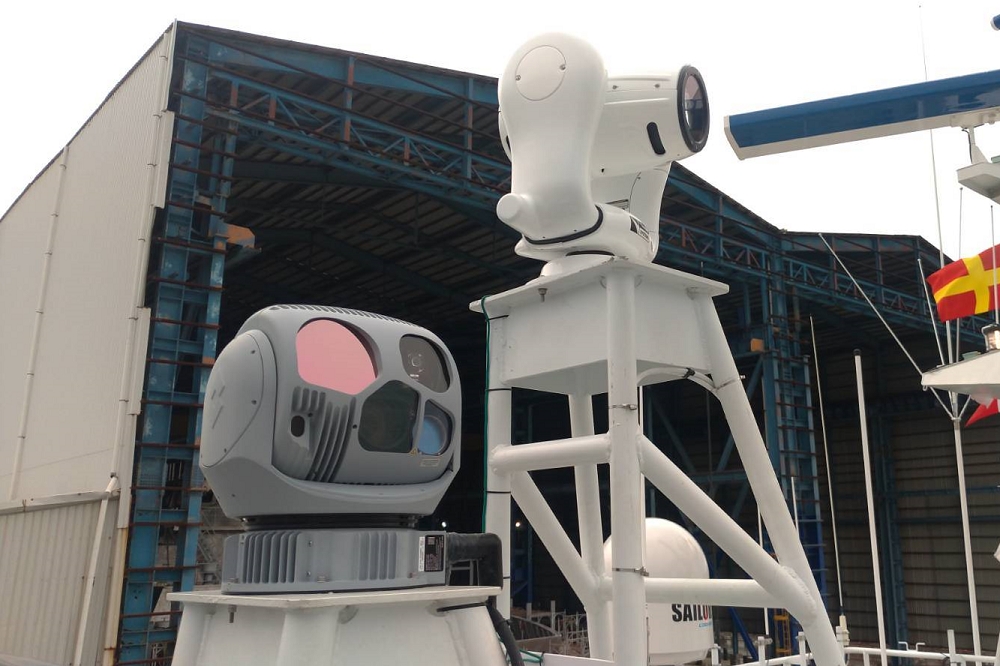 安平艦配置的FLIR SeaFLIR 280-HD紅外線熱像儀（灰色儀器），亦為美軍現役裝備。（科力航太提供）