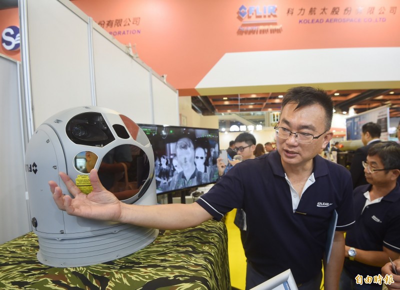 「科力航太」公司今日展示其代理的「Safire 380 HD」空用熱像儀,為美軍現役最高規格的熱像儀。(記者方賓照攝)
